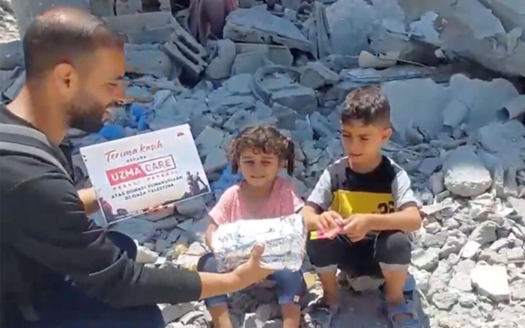 Relawan menyiapkan tumpukan roti gandum yang telah dikemas rapi untuk memudahkan pembagian untuk warga Gaza