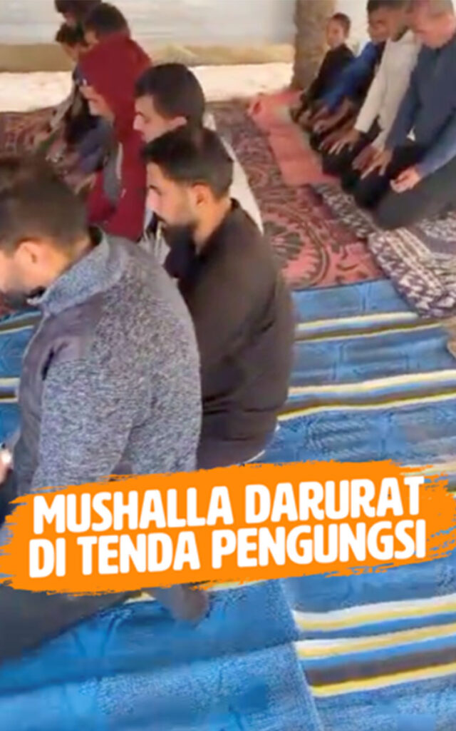 Mushalla darurat dibangun menggunakan bahan yang tersedia di lokasi dan dirancang agar dapat digunakan segera