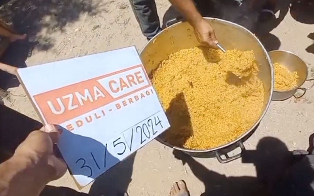 Kehangatan makanan untuk Gaza disiapkan dalam panci-panci besar dan telah dimasak hingga siap saji