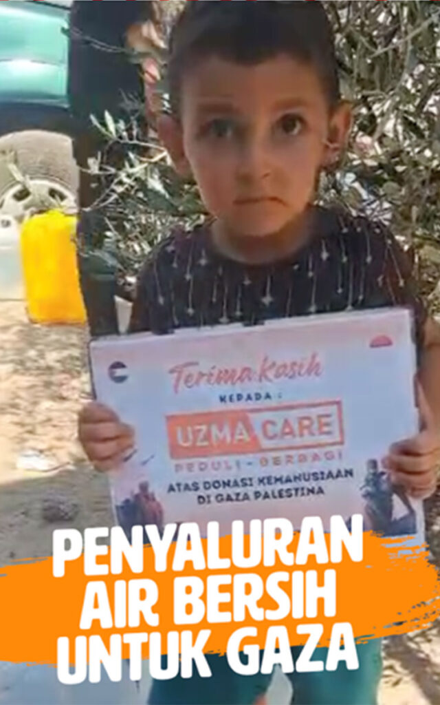 Distribusi air bersih untuk warga Gaza, seorang anak yang menerima bantuan